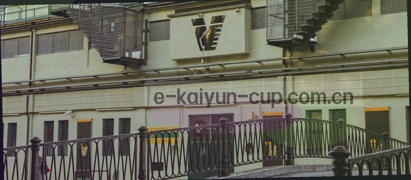 篮球场馆俯拍，冷调灯光下的木质地板与空荡看台，画面左侧留出深色区域用于叠加文字